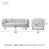 シャープなフォルムが空間全体を引き締める、ゆったりファブリックソファ