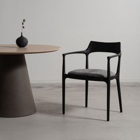 書斎にもダイニングにも馴染む、上品な曲線のリラックスアームチェア