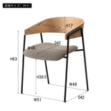 木の温もりとスチールの軽やかさが調和する、さりげなく個性的なアームチェア