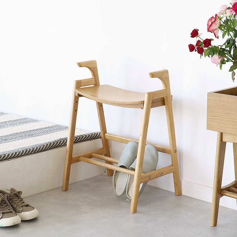 使い勝手のよい手すりが特徴的な木製アーム付きベンチ スツール – Good