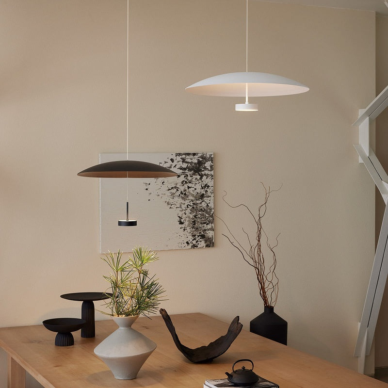 大きなシェードへの光の反射を自在に楽しむペンダントライト Core LED-shade pendant light