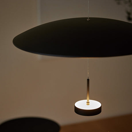 大きなシェードへの光の反射を自在に楽しむペンダントライト Core LED-shade pendant light