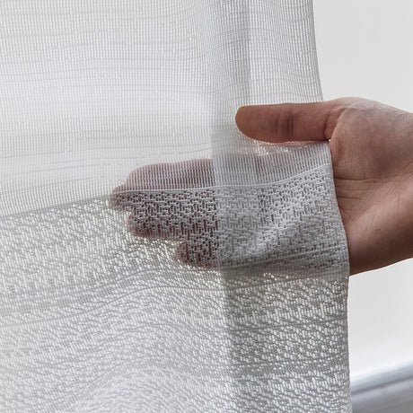 ゆったりとしたボーダー柄のレースカーテン 1枚入り