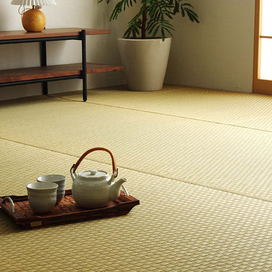 織りで市松柄を表現したシンプルなデザインのい草上敷きカーペット